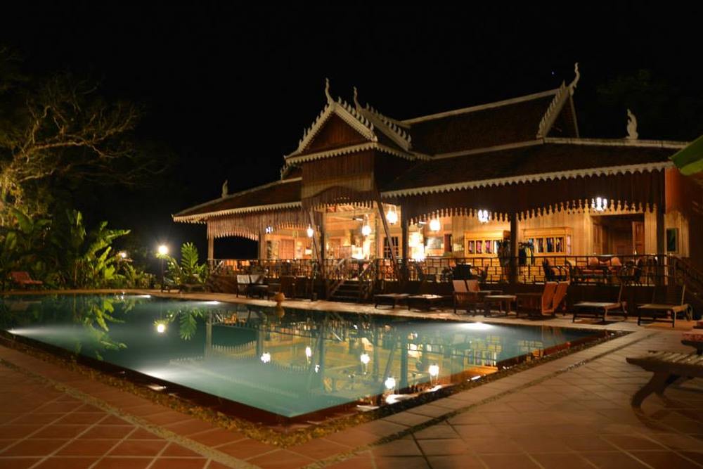 Poolanlage bei Nacht, Rajabori Villas Resort, Kratie, Kambodscha Rundreise