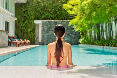 Entspannung am Pool des White Mansion Boutique Hotels in Phnom Penh, Kambodscha Rundreise, Luxus
