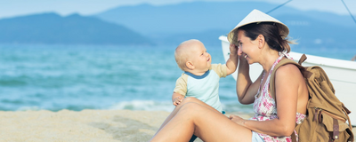 Mutter mit Kind am Strand, Vietnam Reisen, Reisen mit Kindern