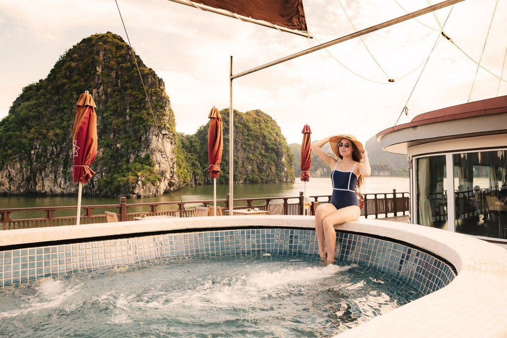 Sonnendeck mit Pool, Ginger, Heritage Line, Halong Bucht, Vietnam Reisen