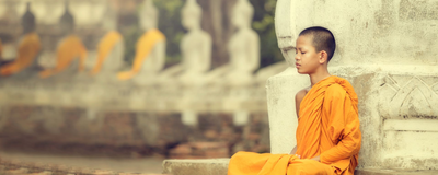 junger Mönch bei der Meditation, Kambodscha Reisen