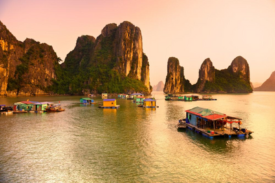Schiffe in der Halong Bucht, Vietnam Naturreise
