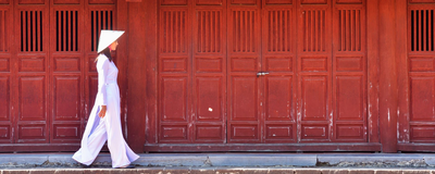 Frau in vietnamesischem Kleid, Hoi An, Vietnam Reise