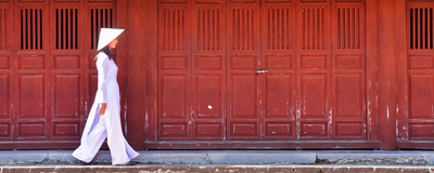 Frau in vietnamesischem Kleid, Hoi An, Vietnam Reise