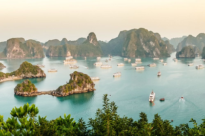 Blick auf die Halong Bucht, Vietnam Naturreise