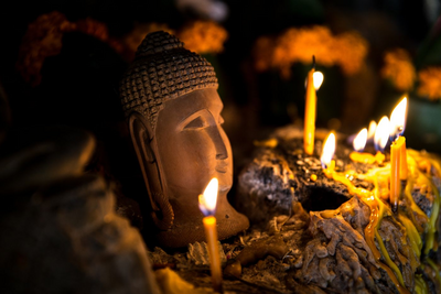 Buddhastatue in der Pak Ou Höhle, Laos Reisen
