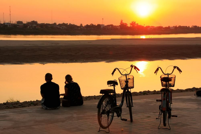Fahrradtour in Phnom Penh am Mekong, Kambodscha Rundreise, Sonnenuntergang