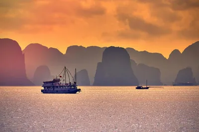 Bootsfahrt auf der Halong Bucht bei Sonnenuntergang, Vietnam Kulturreise, Romantik