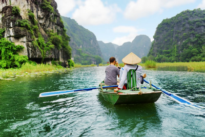 Bootsfahrt in der Trockenen Halong Bucht, Vietnam Rundreise