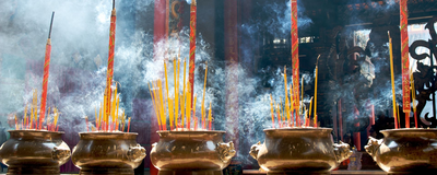 Räucherstäbchen in der Pagode, Vietnam Reise