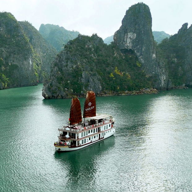 Violet, Schiff, Vietnam, Copyright © Heritage Line