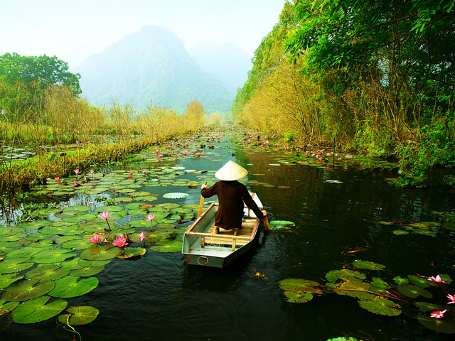 Einheimischer im Boot bei Hanoi, Vietnam Reisen