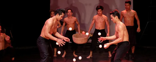 Artist vor Angkor Wat, Circus Phare, Kambodscha Rundreise
