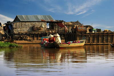 Frauen beim schwimmenden Markt auf dem Tonle Sap See, Kambodscha Rundreise, Kultur